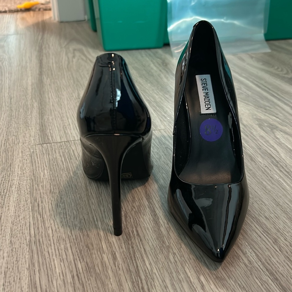 Never worn Steve Madden pumps